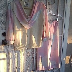 The Wilroy Traveller New York Size 12 Two Piece Skirt Suit With Scarf Top.